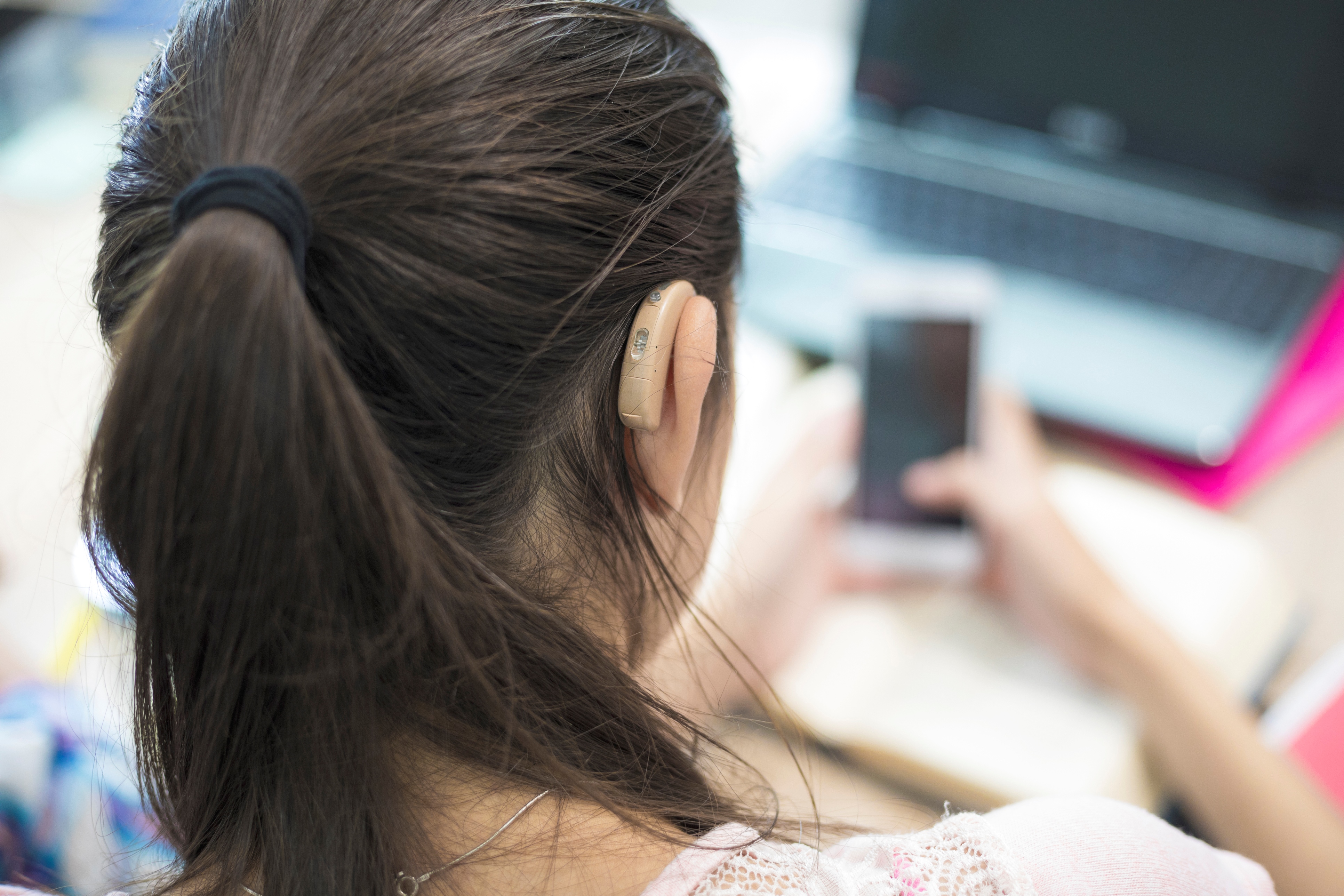 Using Live Captioning in the Classroom for Deaf and hard of hearing students