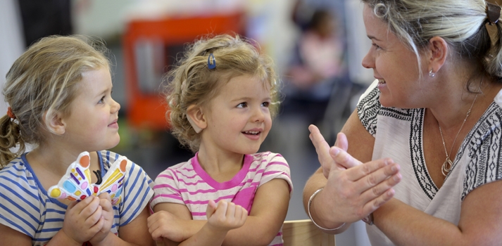 Understanding the benefits of Auslan for deaf and hard of hearing children